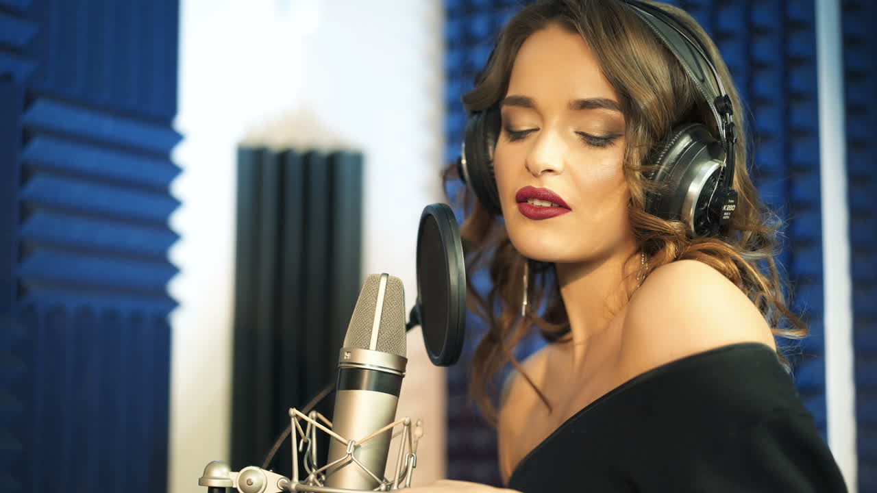Vinnitsa, Ucraina - Maggio 2019: Donna che canta in uno studio di registrazione. Profilo di una donna con un bel viso e labbra