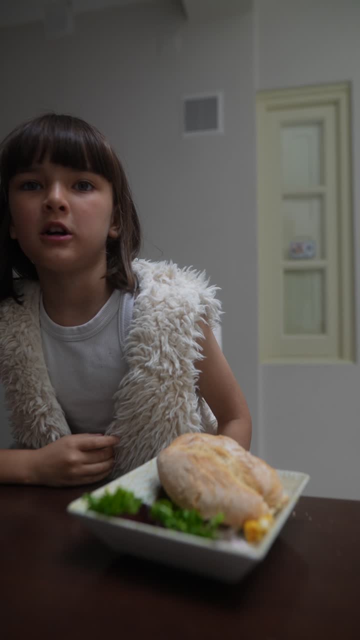 Giovane ragazza che pranza