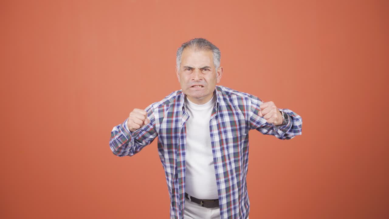 el hombre se enojó con la cámara.