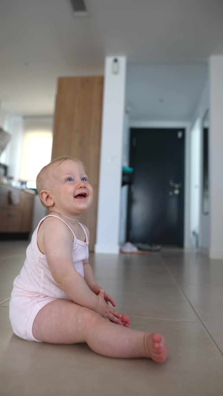 niña sentada en el suelo