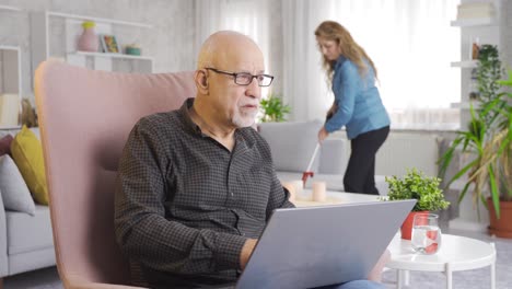 The-daily-life-of-the-elderly-couple.