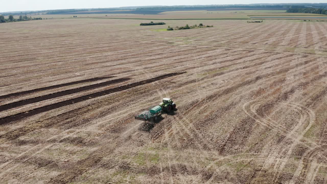 un tractor arando un campo agrícola seco, preparando la tierra para la siembra. industria agrícola. procesamiento del campo en la granja.