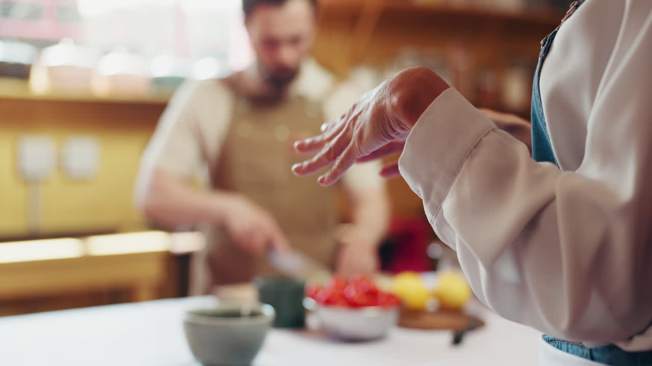 Pessoas preparando comida na cozinha
