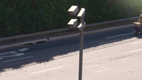 4K-Bild-Des-Verkehrsradars-Mit-Blitzerkamera-Auf-Der-Avenue-In-Sao-Paulo,-Der-Größten-Stadt-Brasiliens