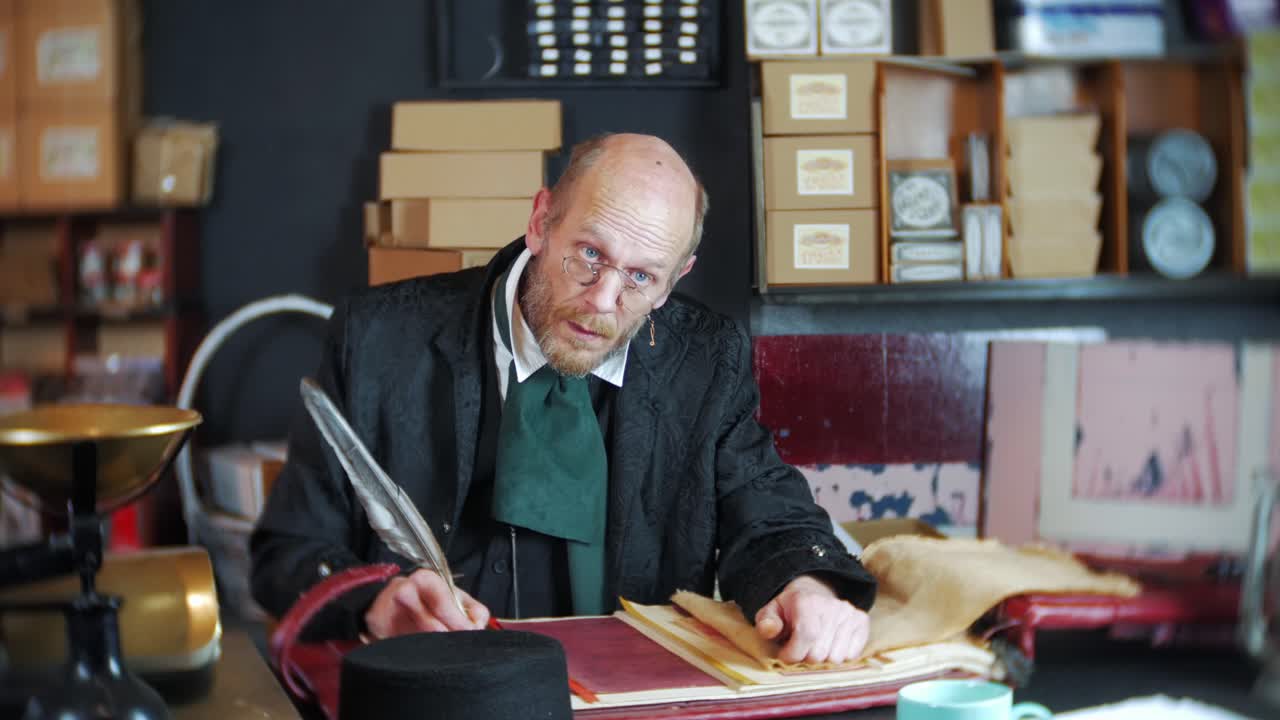 에베니저 스크루지는 가계부채를 세고 있다