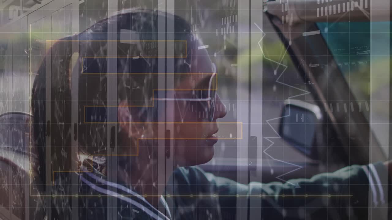animación del procesamiento de datos y la sala de servidores sobre una mujer biracial conduciendo un coche