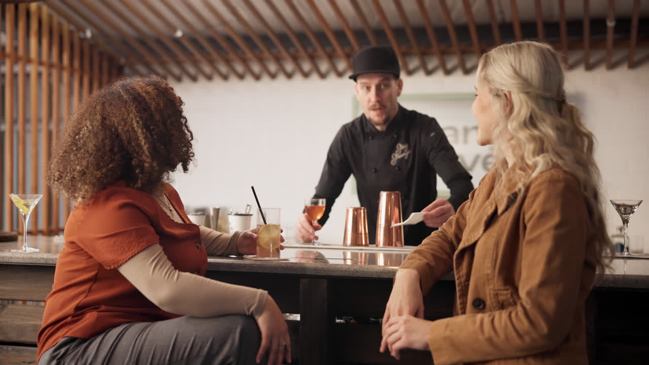 친구 들 이 술집 에서 술 을 즐기고 있다