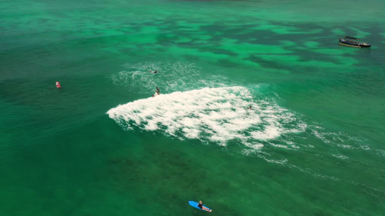 화창한 날 인도네시아 롬복에 있는 탄중 안의 백사장