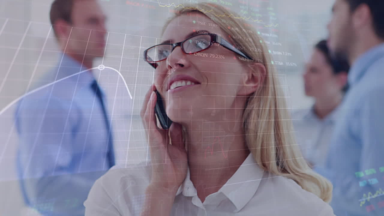 animación de procesamiento de datos del mercado de valores sobre una mujer de negocios caucásica hablando en teléfono inteligente en la oficina