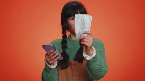 Mujer-Turista-Feliz-Usa-Un-Teléfono-Inteligente-Regocijándose-Por-Ganar,-Recibiendo-Dinero-En-Efectivo-En-Dólares,-Suerte-De-Lotería-De-éxito