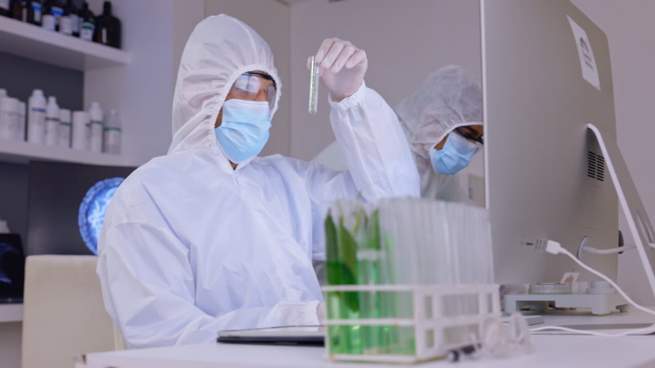 covid, computadora y muestra con un hombre científico