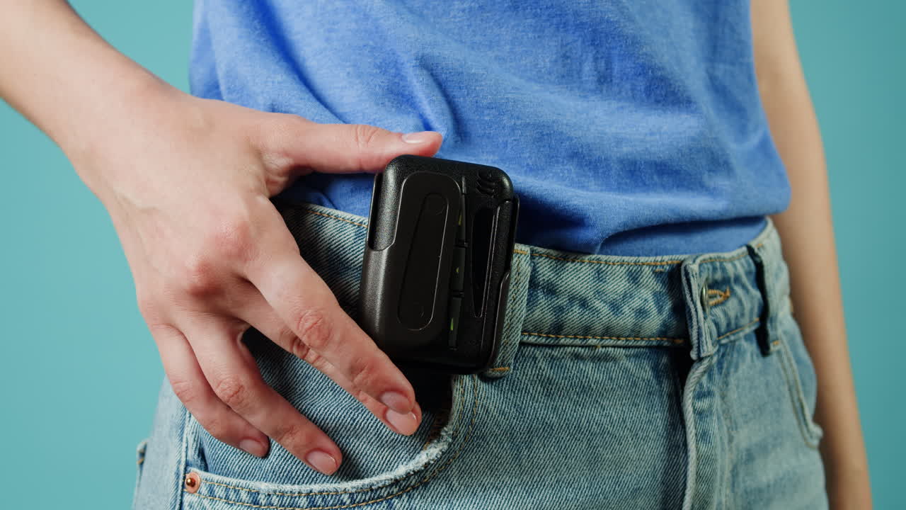 mujer con dispositivo en el bolsillo