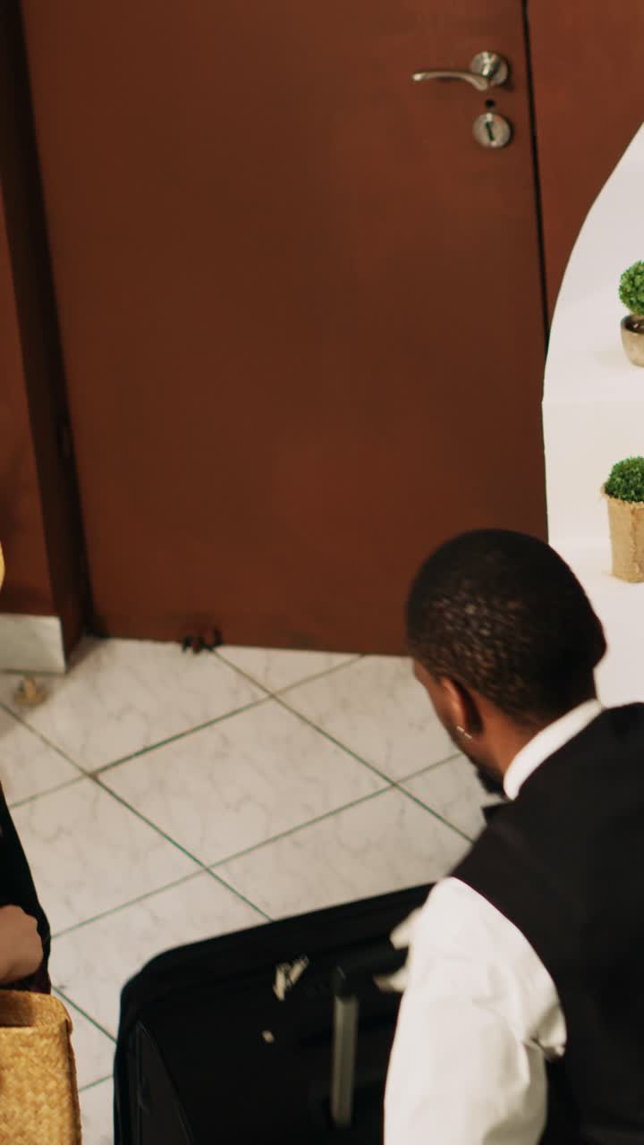 Video verticale Persone che arrivano alla reception dell'hotel