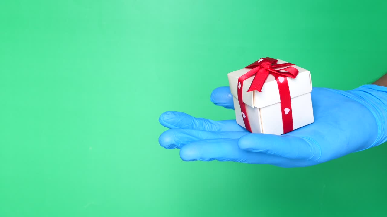 en una mano con guantes regalo