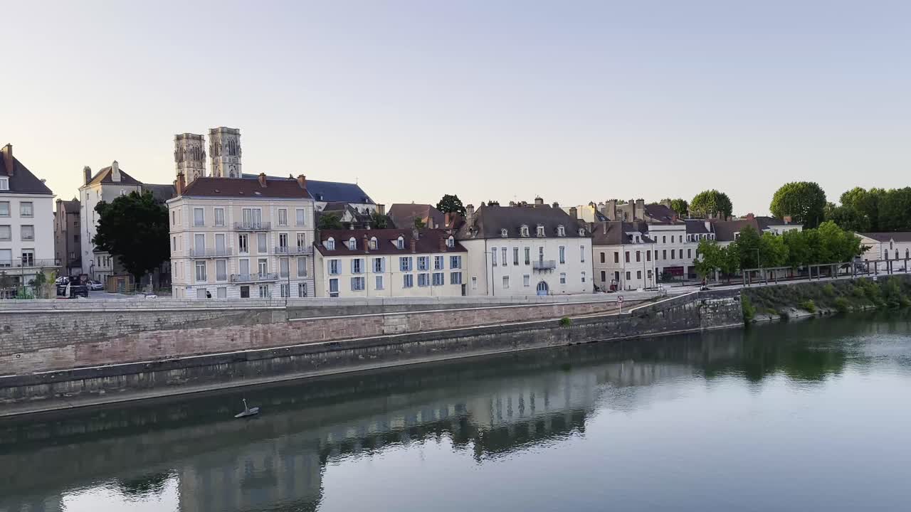 Una tranquilla vista serale del fiume Saona a Chalon-sur-Saône, vista dal ponte. Acqua calma, luce calda e un'atmosfera delicata nel cuore della Borgogna