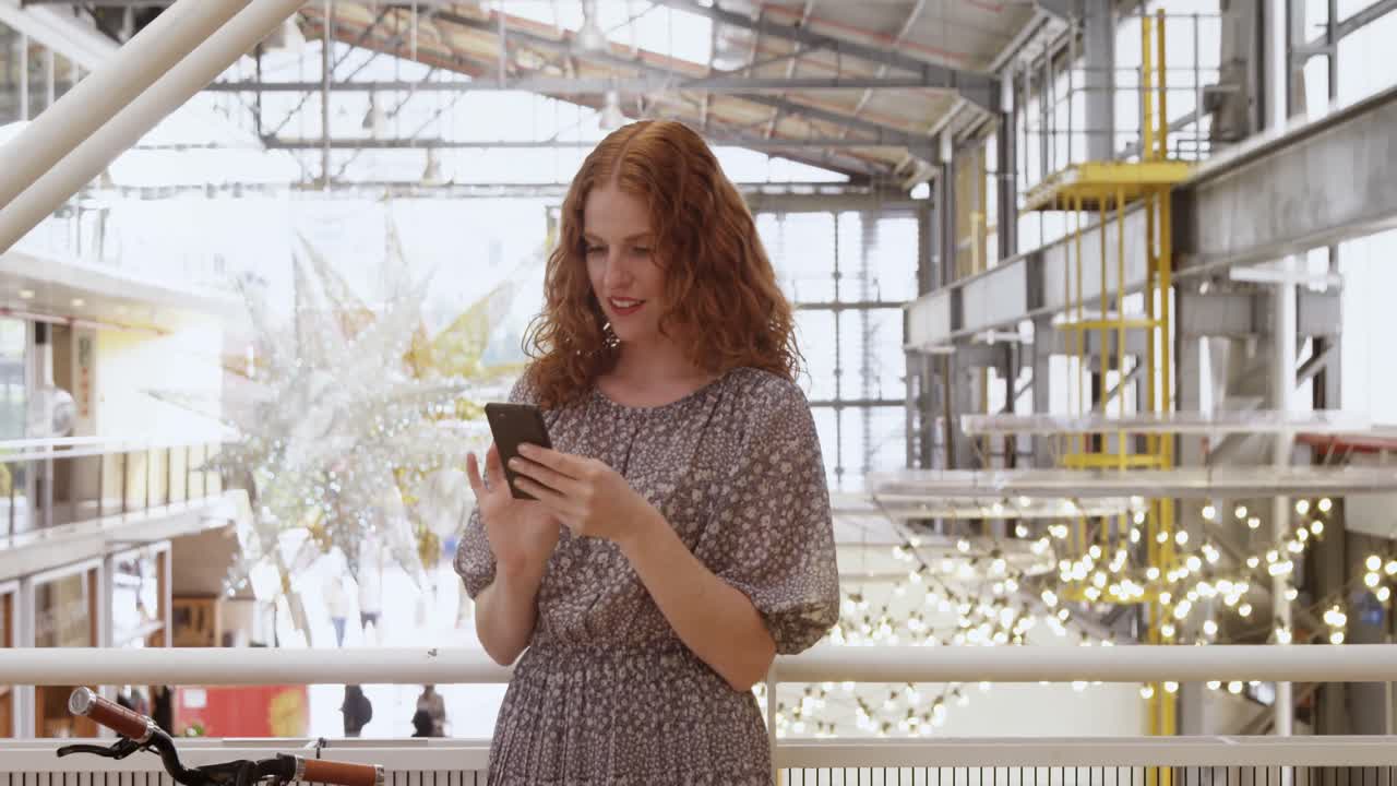Donna intenta a farsi un selfie in un centro commerciale 4K