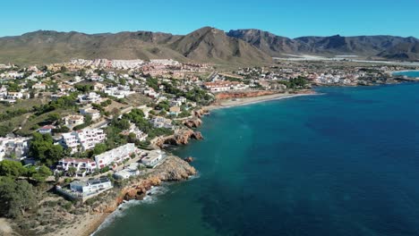 Küstendorf-Isla-Plana-An-Der-Costa-Calida-In-Cartagena,-Murcia,-Spanien---Luftaufnahme-4k