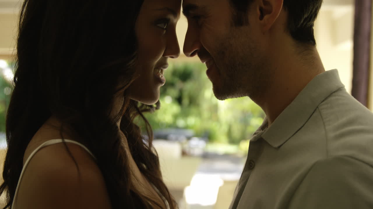 로맨틱 한 커플 이 얼굴 을 마주보고 있다