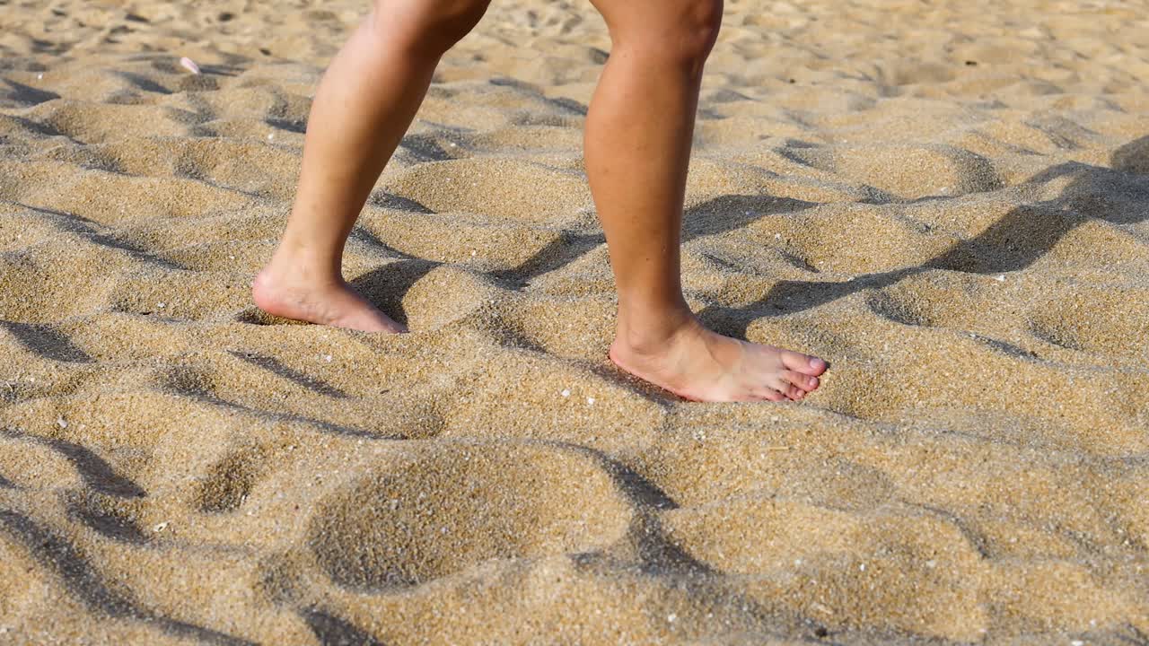 Piedi che camminano su una spiaggia sabbiosa in Thailandia