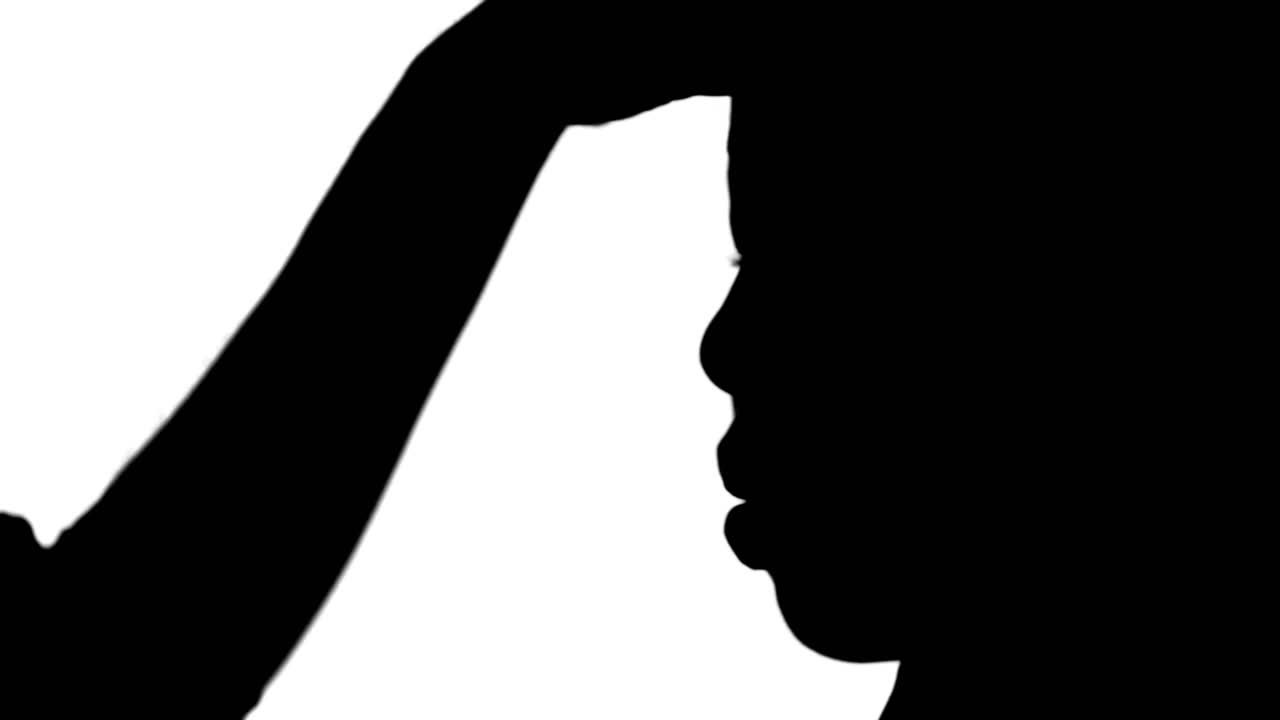 메이크업 아티스트가 모델의 얼굴에 마스카라를 쓰고 있습니다.