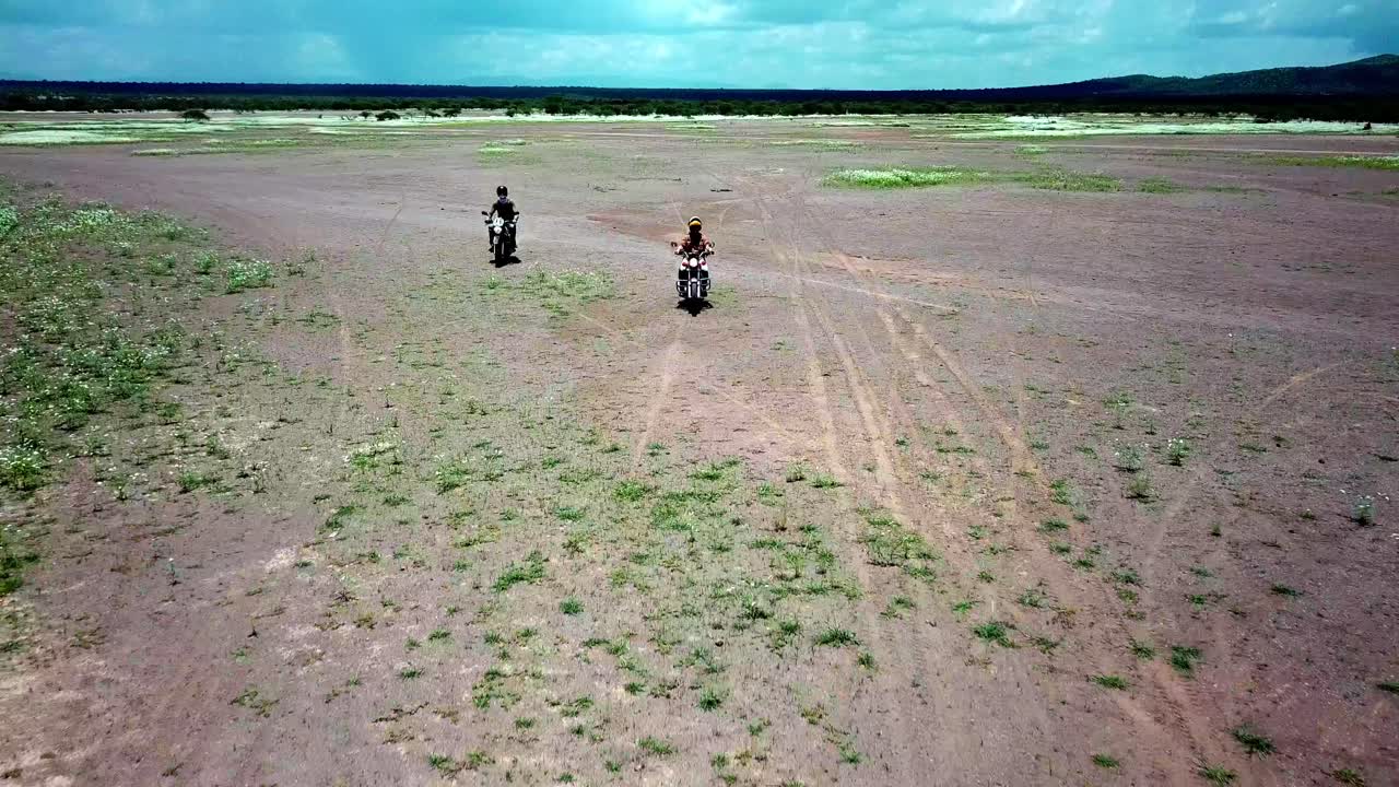 dos jinetes aventureros montando motocicletas hasta el lago magadi, kenia