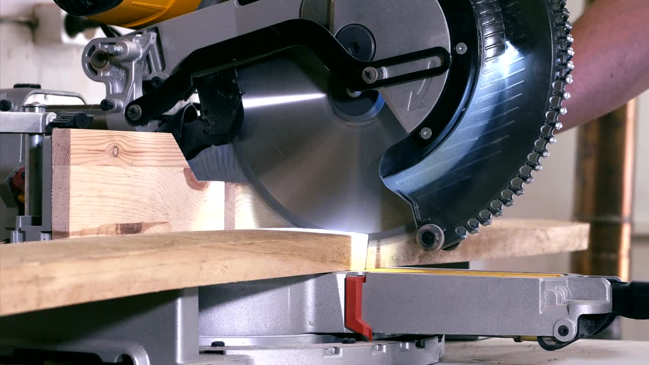 клоуз-ап стационарной круговой пилы пилает древесину на столярной фабрике.