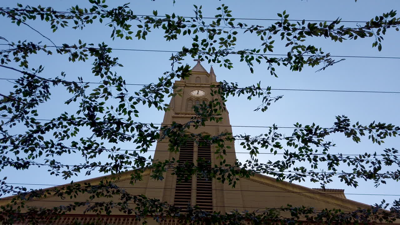 이집트의 오래된 교회, 아래에서 위로 움직이는 카메라