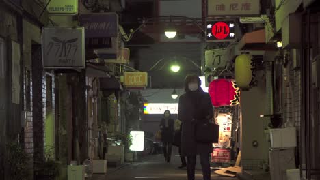 dama caminando por la oscura calle japonesa