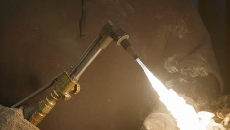 cámara lenta encendiendo una antorcha en una tienda