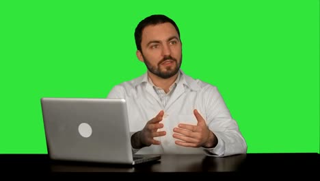 médico masculino hablando con el paciente en una pantalla verde, clave de croma