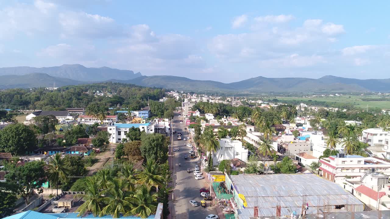 vuelo aéreo sobre la calle del centro de chikmagalur en un día soleado