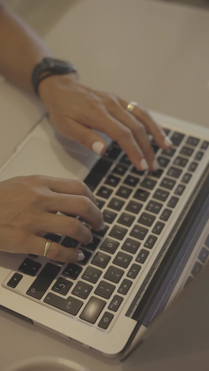 manos femeninas escribiendo en la computadora portátil en el escritorio, vista de cerca