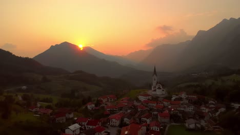 Dies-Ist-Eine-4K-Drohnenaufnahme-Von-Kobarid-In-Slowenien,-Der-Von-Links-Nach-Rechts-Fliegt