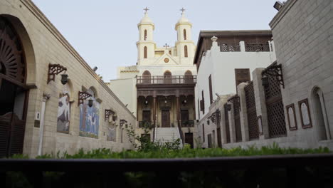 dolly shot retrocediendo a través del patio de la iglesia colgante el cairo egipto