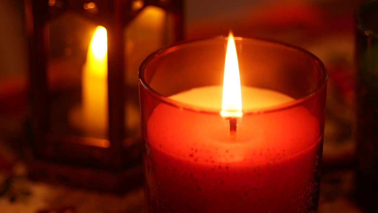 vela roja y linterna en llamas.