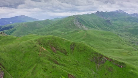 volando sobre rocas y colinas verdes en las tierras altas de georgia en verano