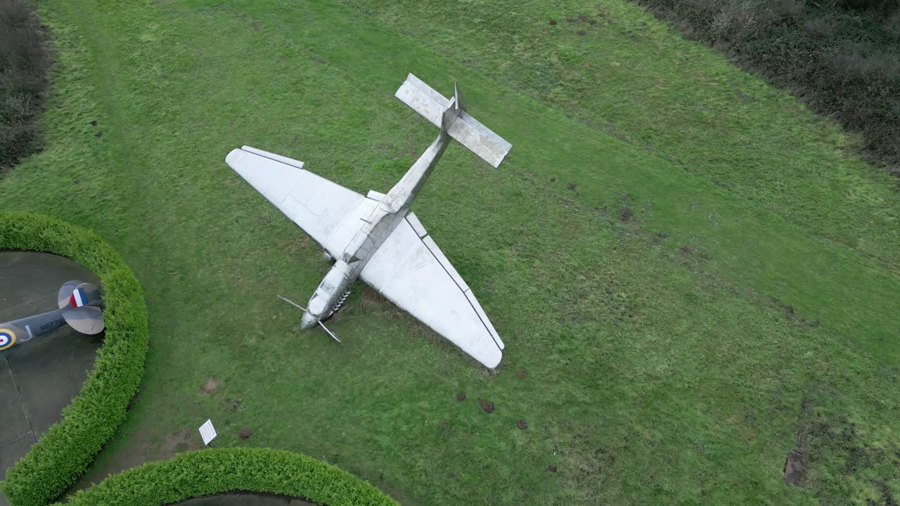 영국 기념 정원 항공기 조각의 capel-le-ferne 전투 궤도를 도는 조감도