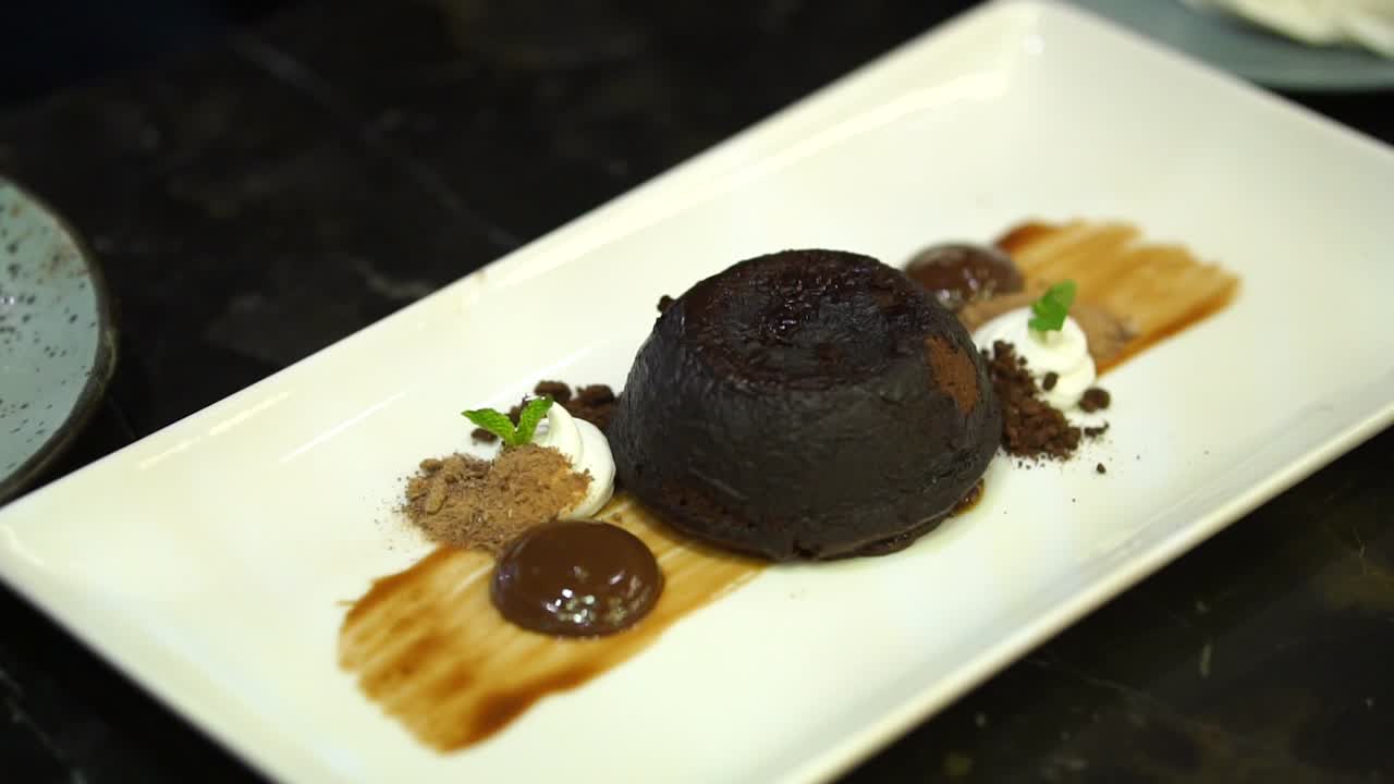 postre de pudín de chocolate gourmet en un plato