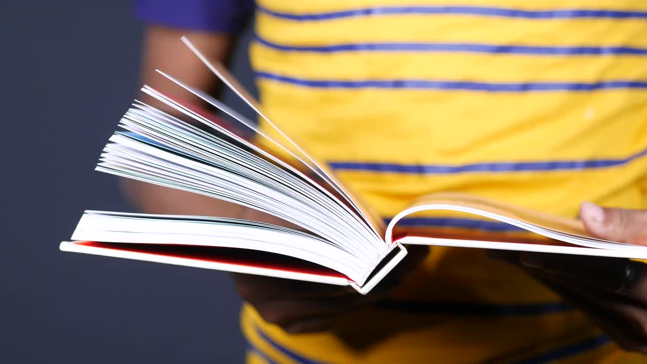 persona que lee un libro abierto