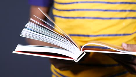 person, die ein offenes buch liest