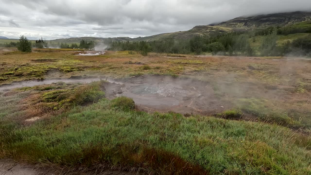 бульбящая вода в районе горячих источников гейзир в исландии