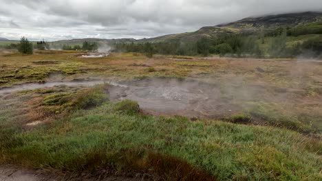 agua burbujeante en la zona de aguas termales de geysir en islandia