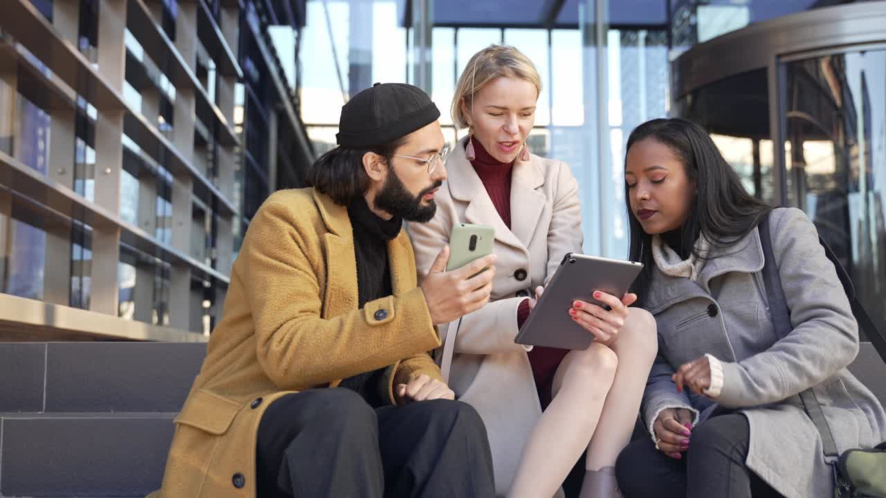 equipo de colegas de negocios que utilizan dispositivos digitales, tabletas y teléfonos inteligentes para discutir ideas sobre proyectos en el área de oficinas corporativas