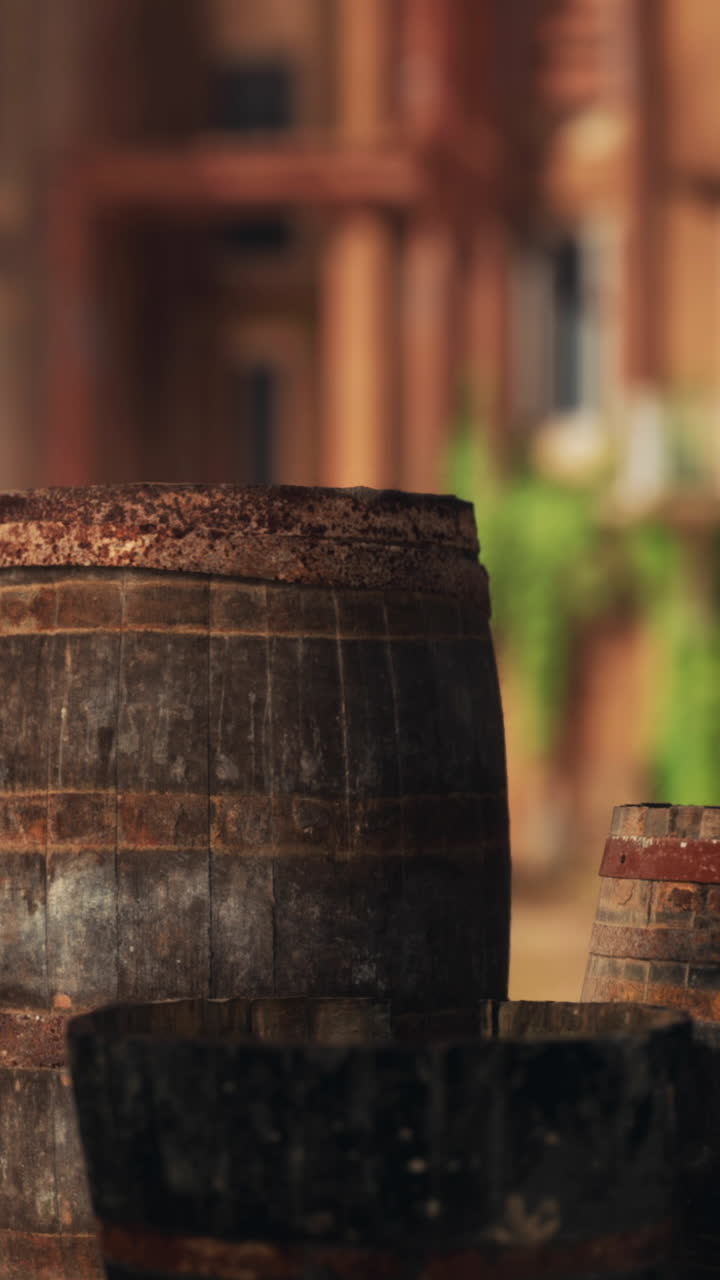 Vecchie botti di vino in legno in un porto di una città di mare
