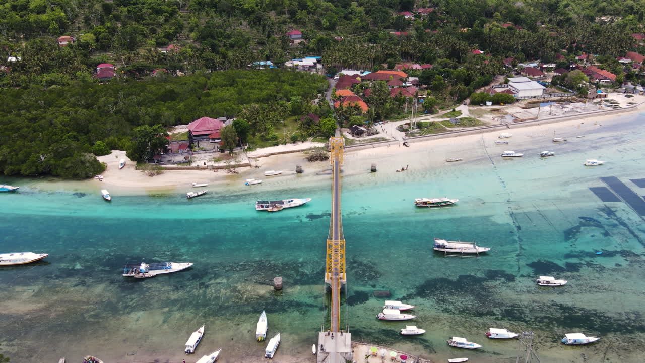 인도네시아 발리의 작은 마을 근처 낮에 맑고 푸른 바다에 떠 있는 보트