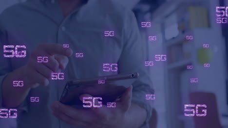 Animación-De-Procesamiento-De-Datos-Y-Texto-5g-Sobre-Un-Hombre-De-Negocios-Caucásico-Usando-Una-Tableta