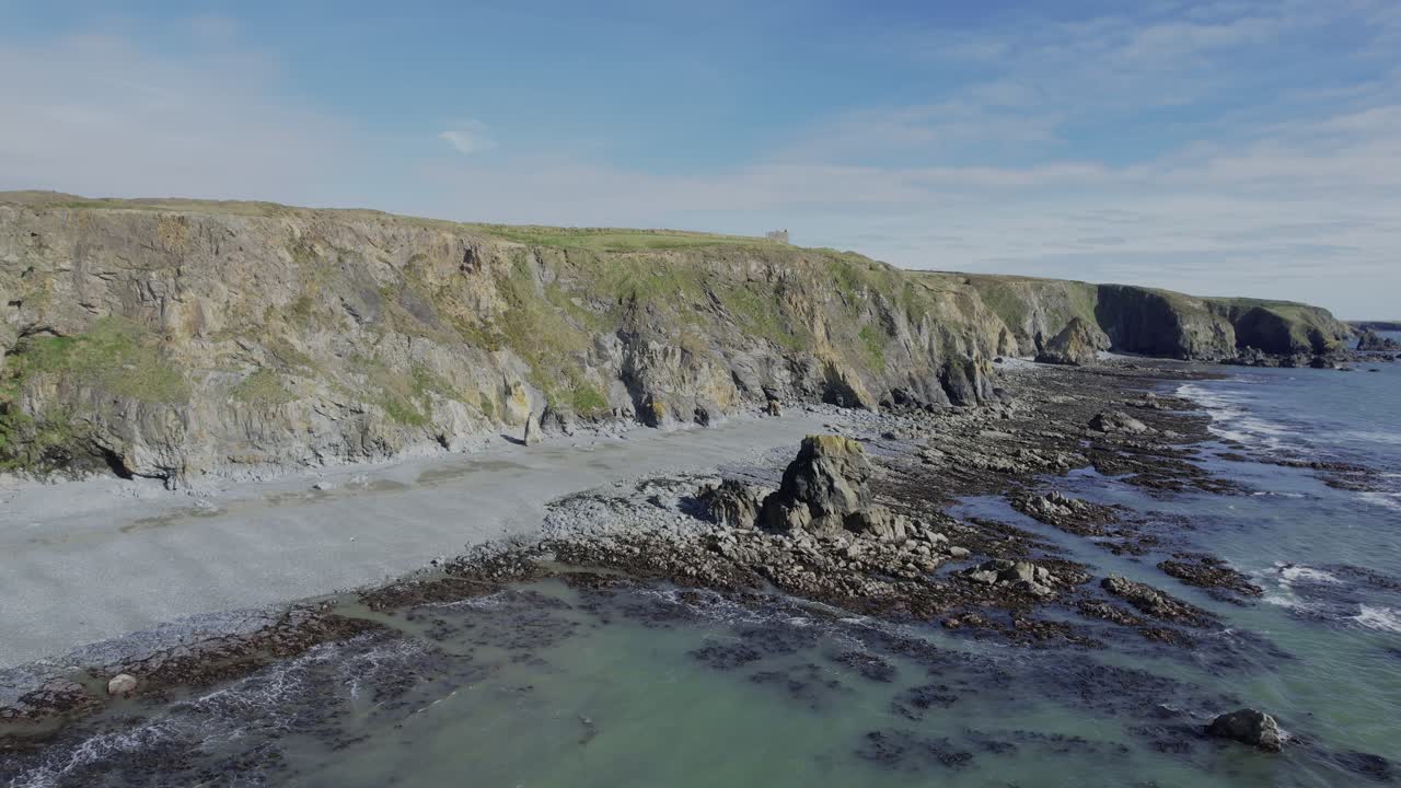 Drone cirkler om klipper ved lavvande på Irlands kyst, Waterford, Irland. Episke steder og landskaber.