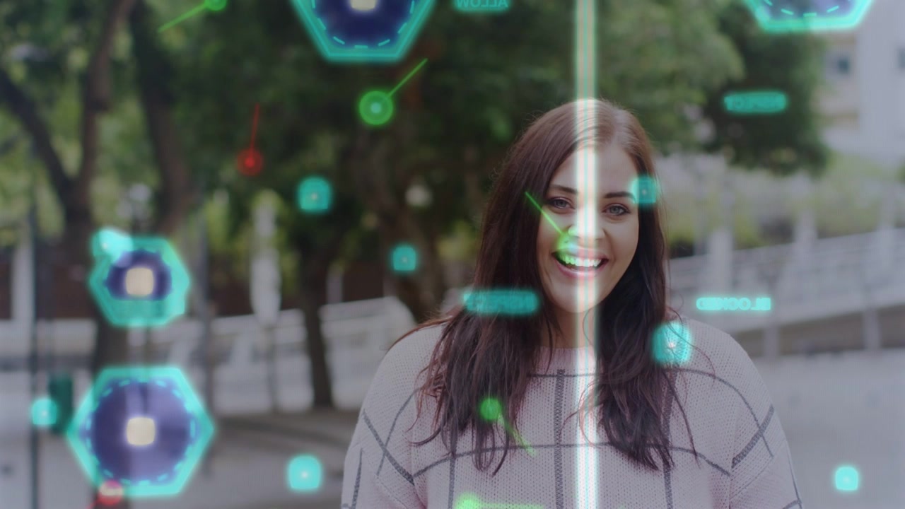 Mujer ampliando la sonrisa y hablando en el camino mientras aparece una superposición, hexágonos a la deriva, mostrando tecnología