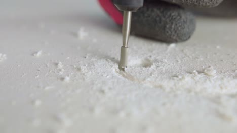 hombre trabajando en madera con una pequeña raspeta giratoria en primer plano 4k