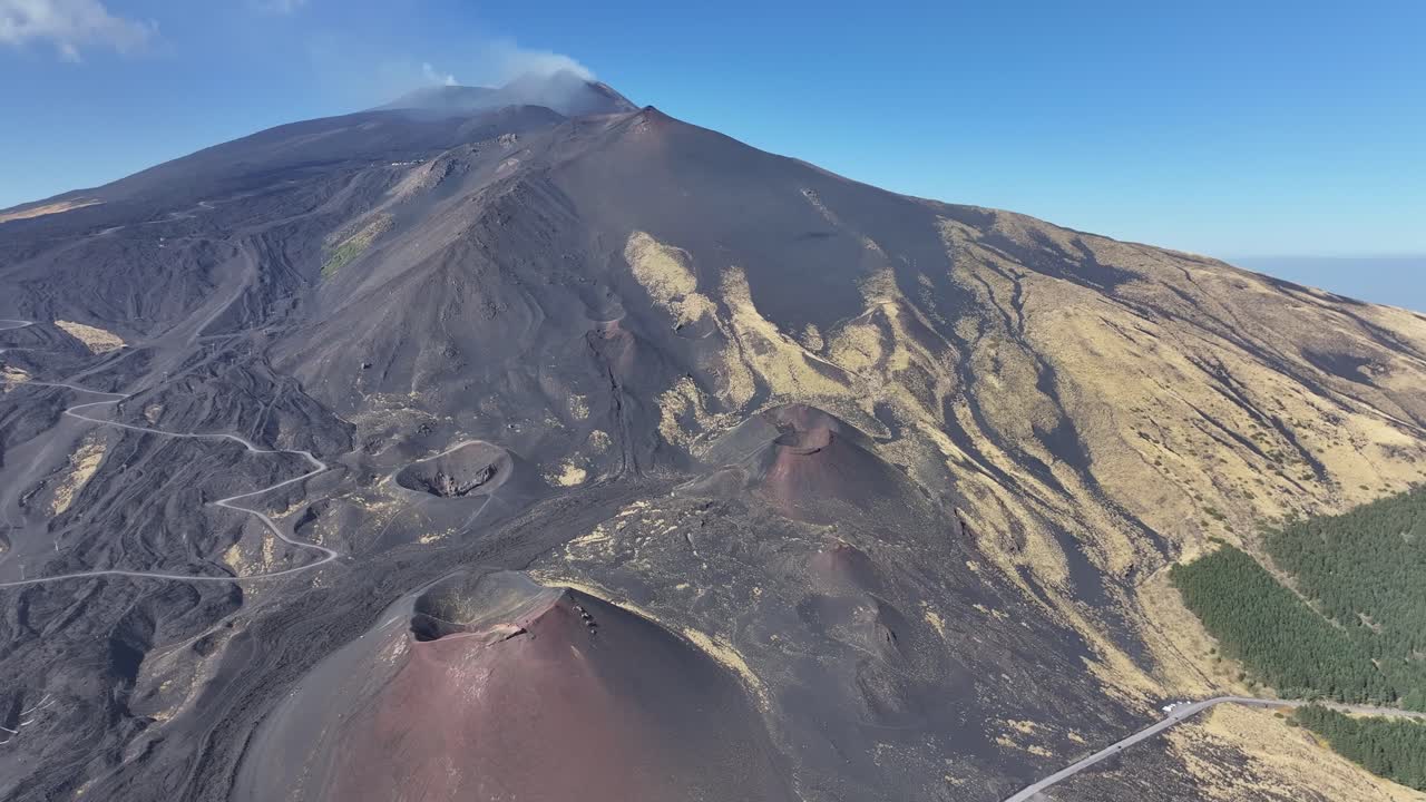 las majestuosas laderas volcánicas del monte etna, sicilia, italia - vista aérea amplia